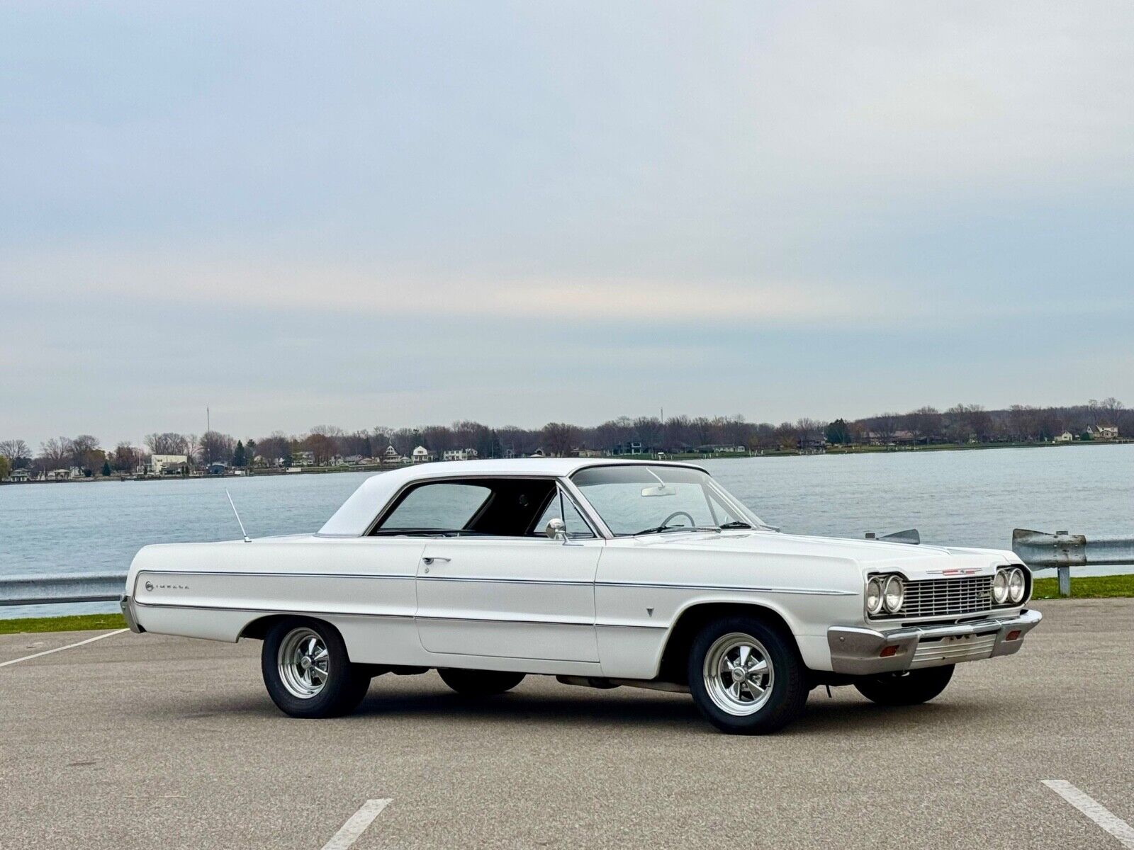 Chevrolet-Impala-Coupe-1964-White-Black-47773-1