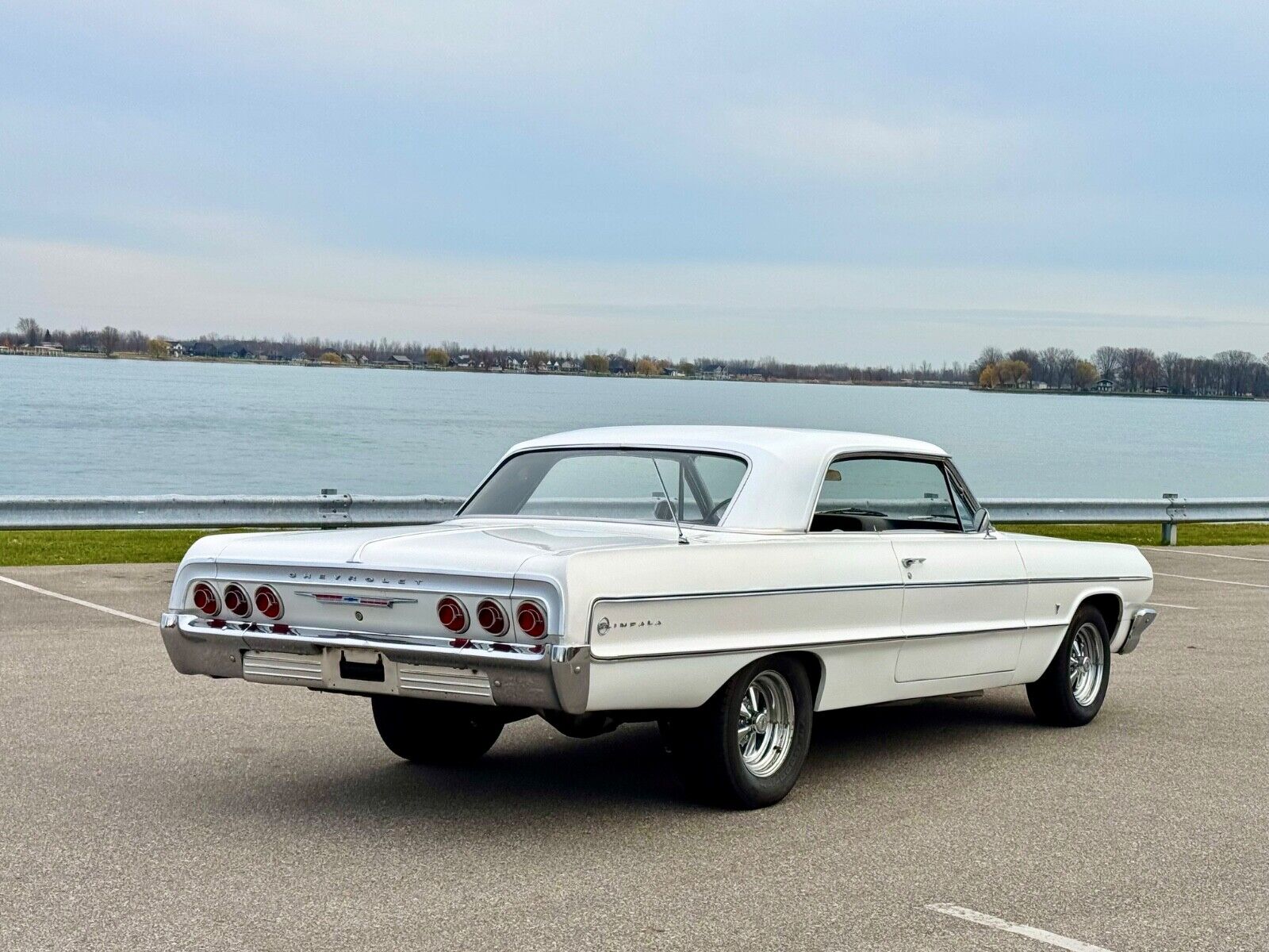 Chevrolet-Impala-Coupe-1964-White-Black-47773-2