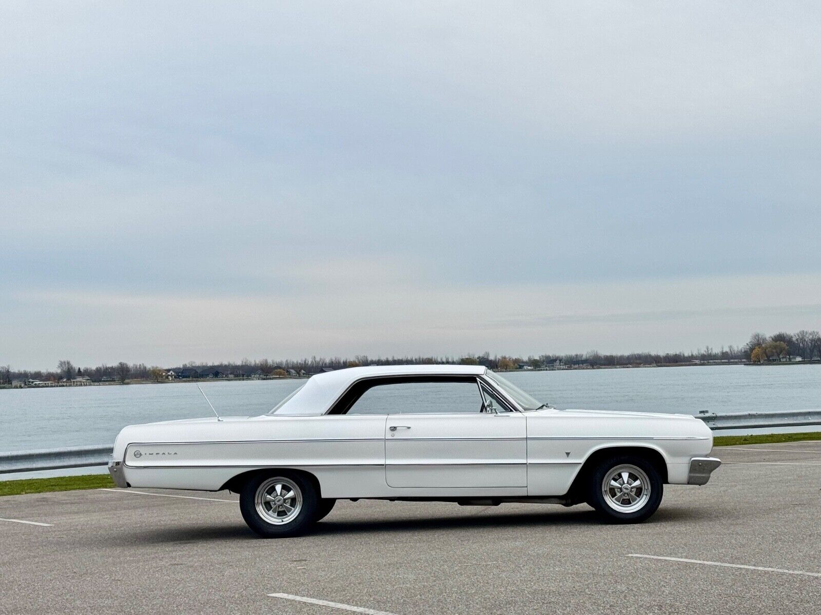 Chevrolet-Impala-Coupe-1964-White-Black-47773-7