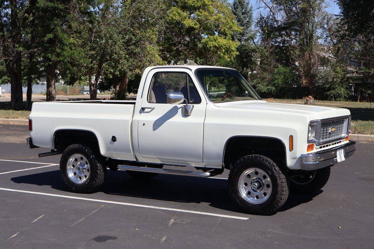 Chevrolet-K-10-1974-white-768-1