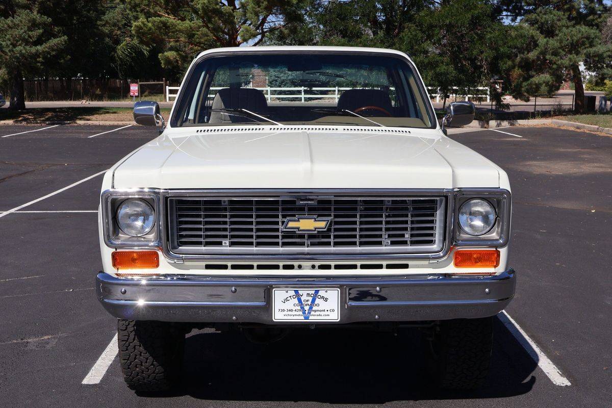 Chevrolet-K-10-1974-white-768-11