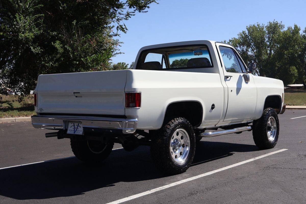 Chevrolet-K-10-1974-white-768-4