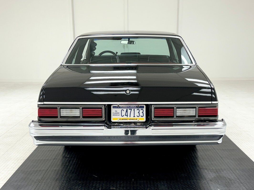 Chevrolet-Malibu-1979-Black-Maroon-158221-3