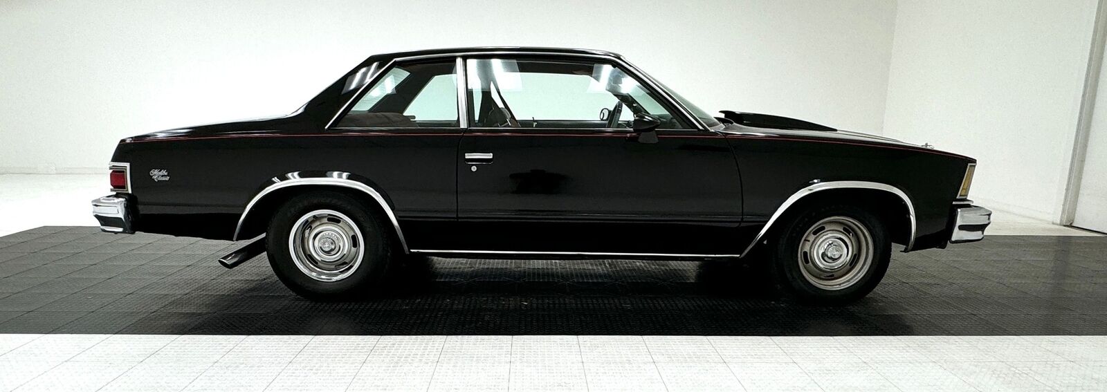 Chevrolet-Malibu-1979-Black-Maroon-158221-5