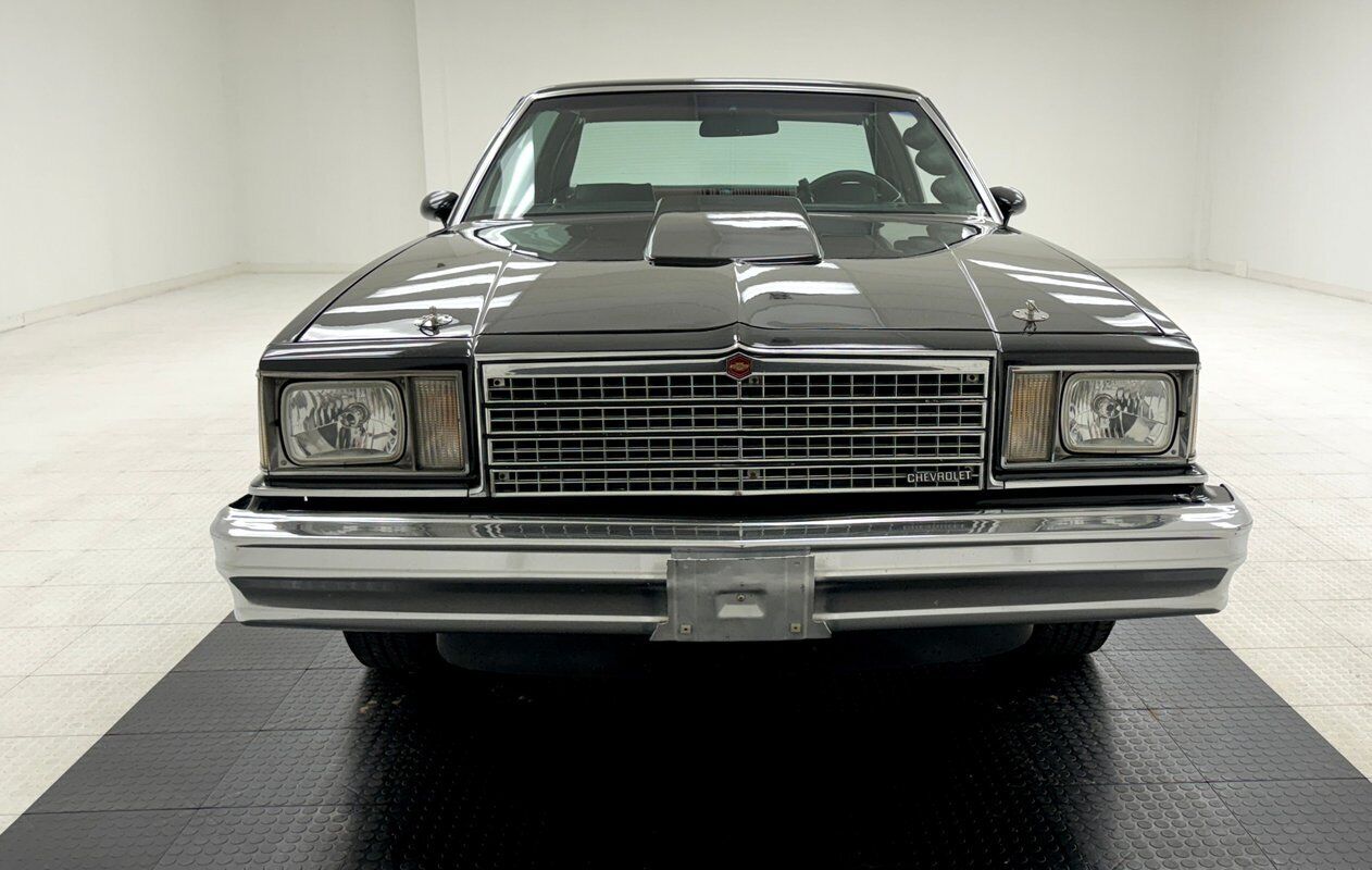 Chevrolet-Malibu-1979-Black-Maroon-158221-7