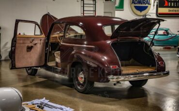 Chevrolet-Master-Deluxe-Berline-1941-Ruby-Maroon-Tan-104121-2