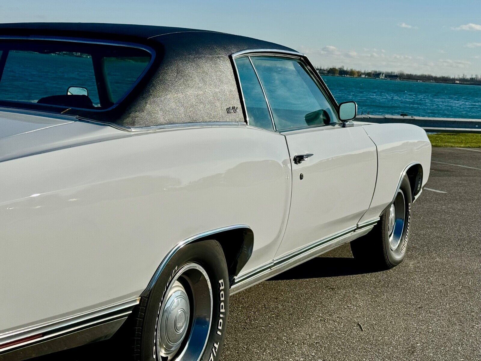 Chevrolet-Monte-Carlo-Coupe-1970-White-Black-128748-14