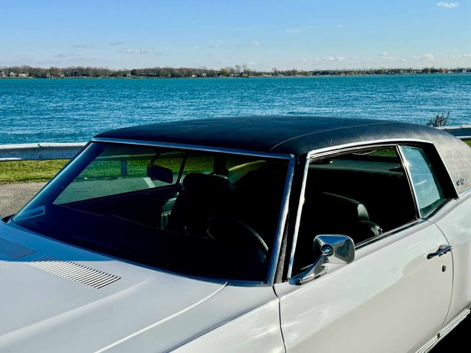 Chevrolet-Monte-Carlo-Coupe-1970-White-Black-128748-17