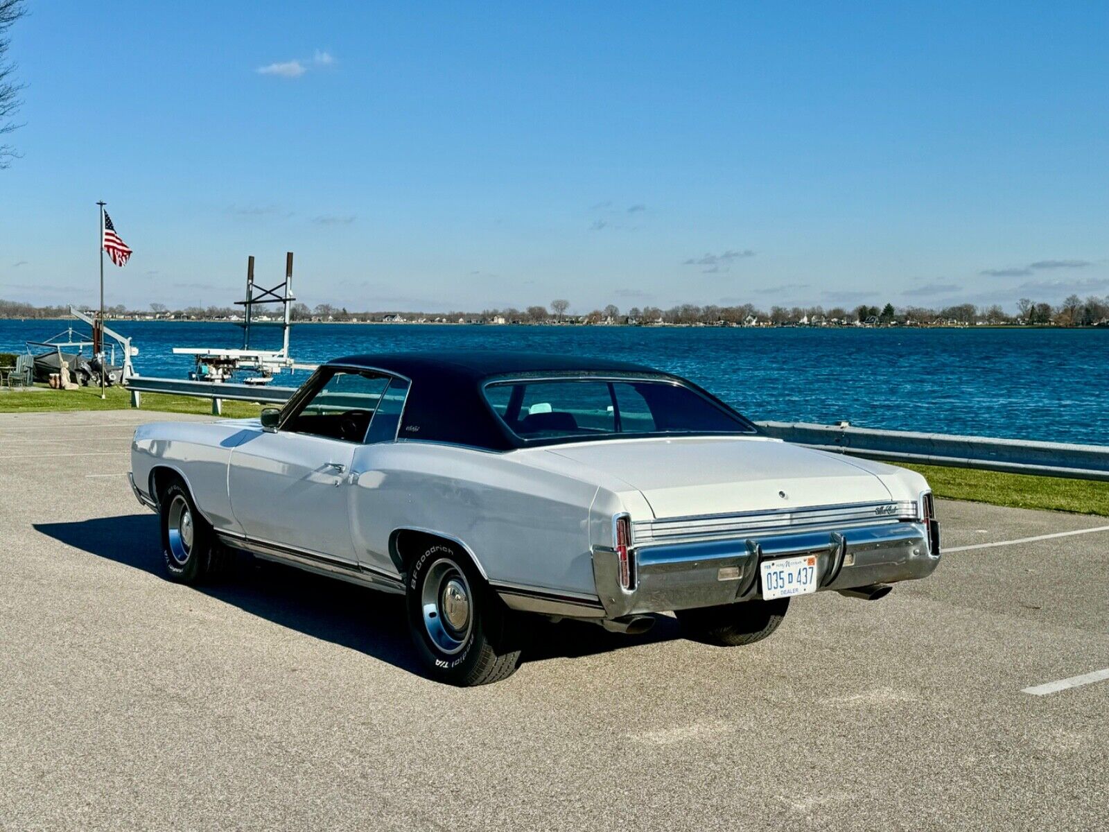 Chevrolet-Monte-Carlo-Coupe-1970-White-Black-128748-2