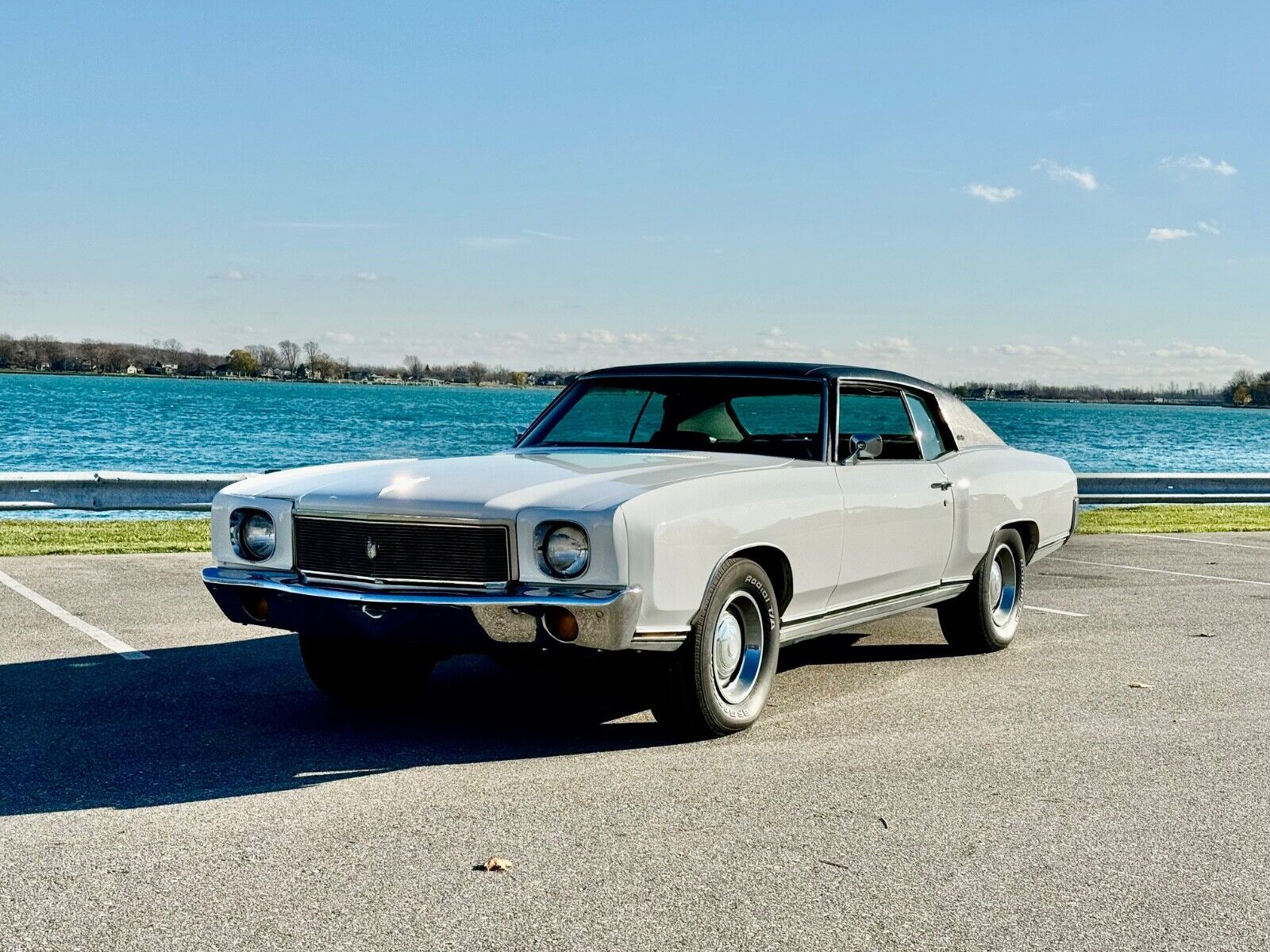 Chevrolet-Monte-Carlo-Coupe-1970-White-Black-128748-4