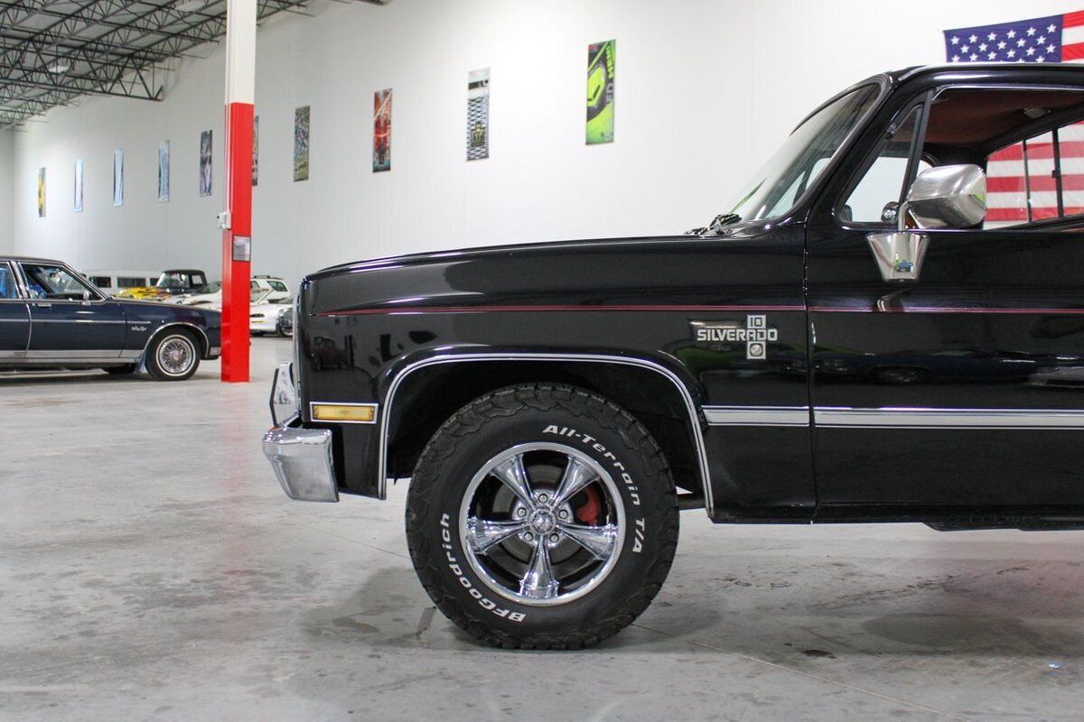 Chevrolet-Other-Pickups-1987-Black-Red-147559-1