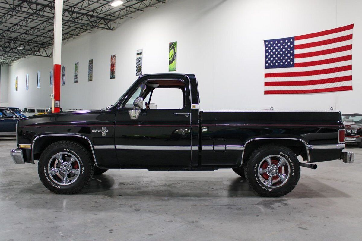 Chevrolet-Other-Pickups-1987-Black-Red-147559-2