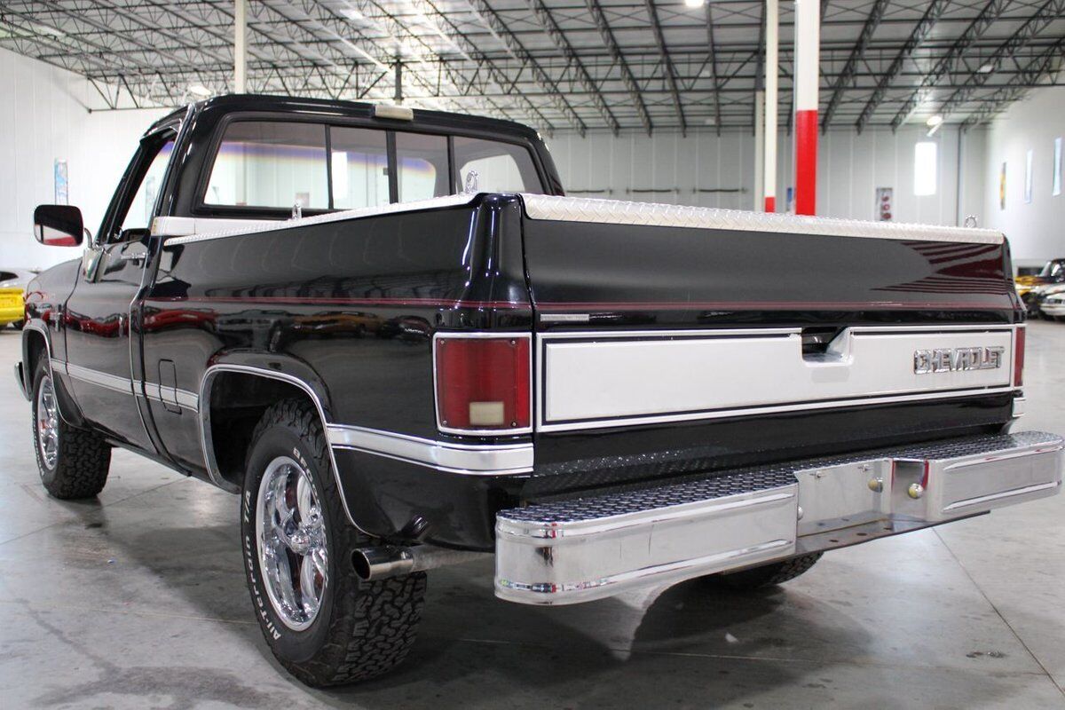 Chevrolet-Other-Pickups-1987-Black-Red-147559-4