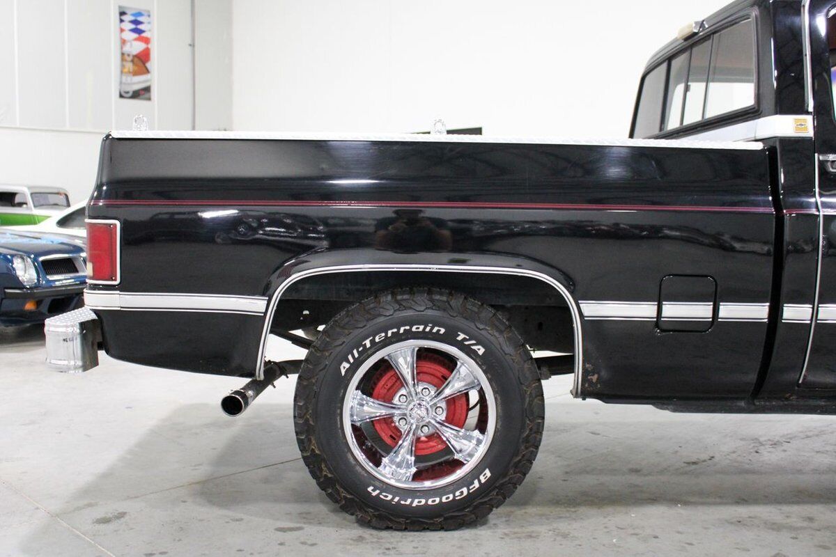 Chevrolet-Other-Pickups-1987-Black-Red-147559-7