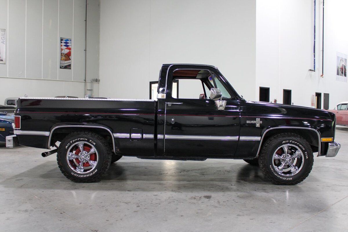 Chevrolet-Other-Pickups-1987-Black-Red-147559-8