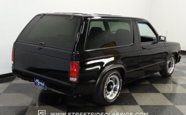 Chevrolet-S-10-SUV-1985-Black-Gray-961-10