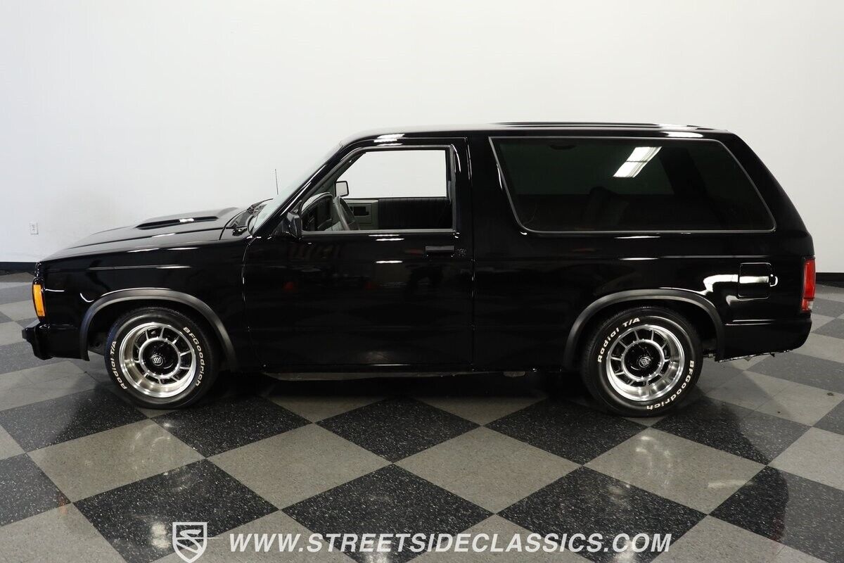 Chevrolet-S-10-SUV-1985-Black-Gray-961-2