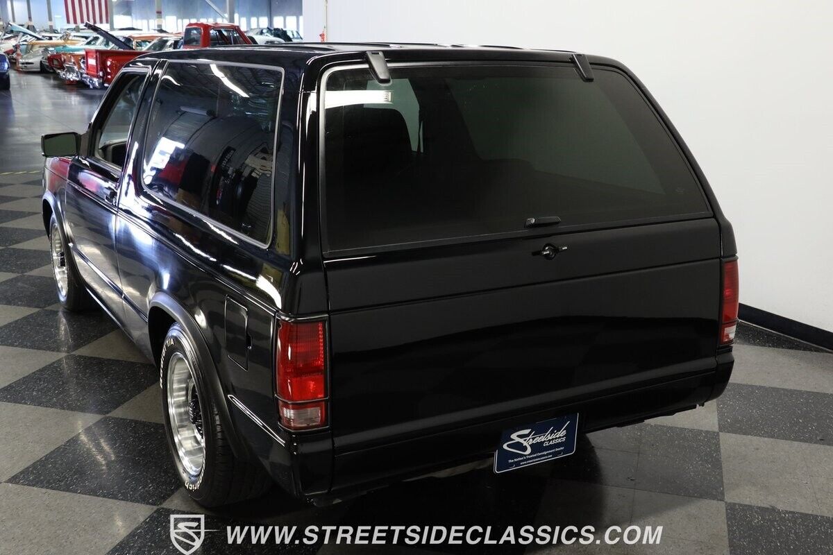 Chevrolet-S-10-SUV-1985-Black-Gray-961-7