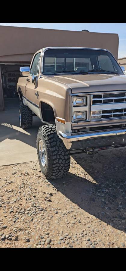 Chevrolet-Silverado-1985-custom-209214-14