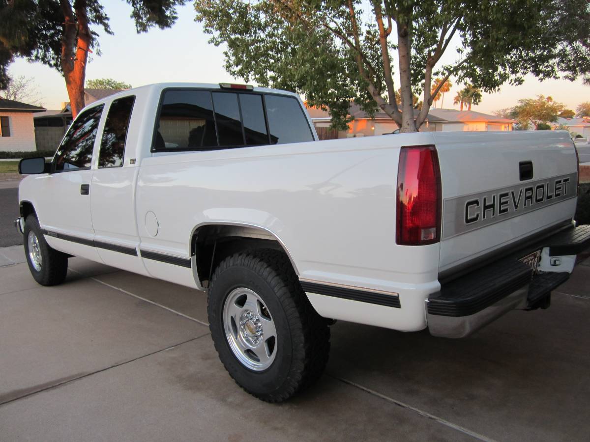 Chevrolet-Silverado-2500-4x4-1995-white-149669-1