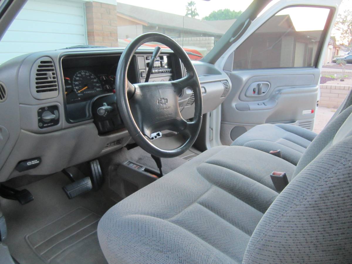 Chevrolet-Silverado-2500-4x4-1995-white-149669-10