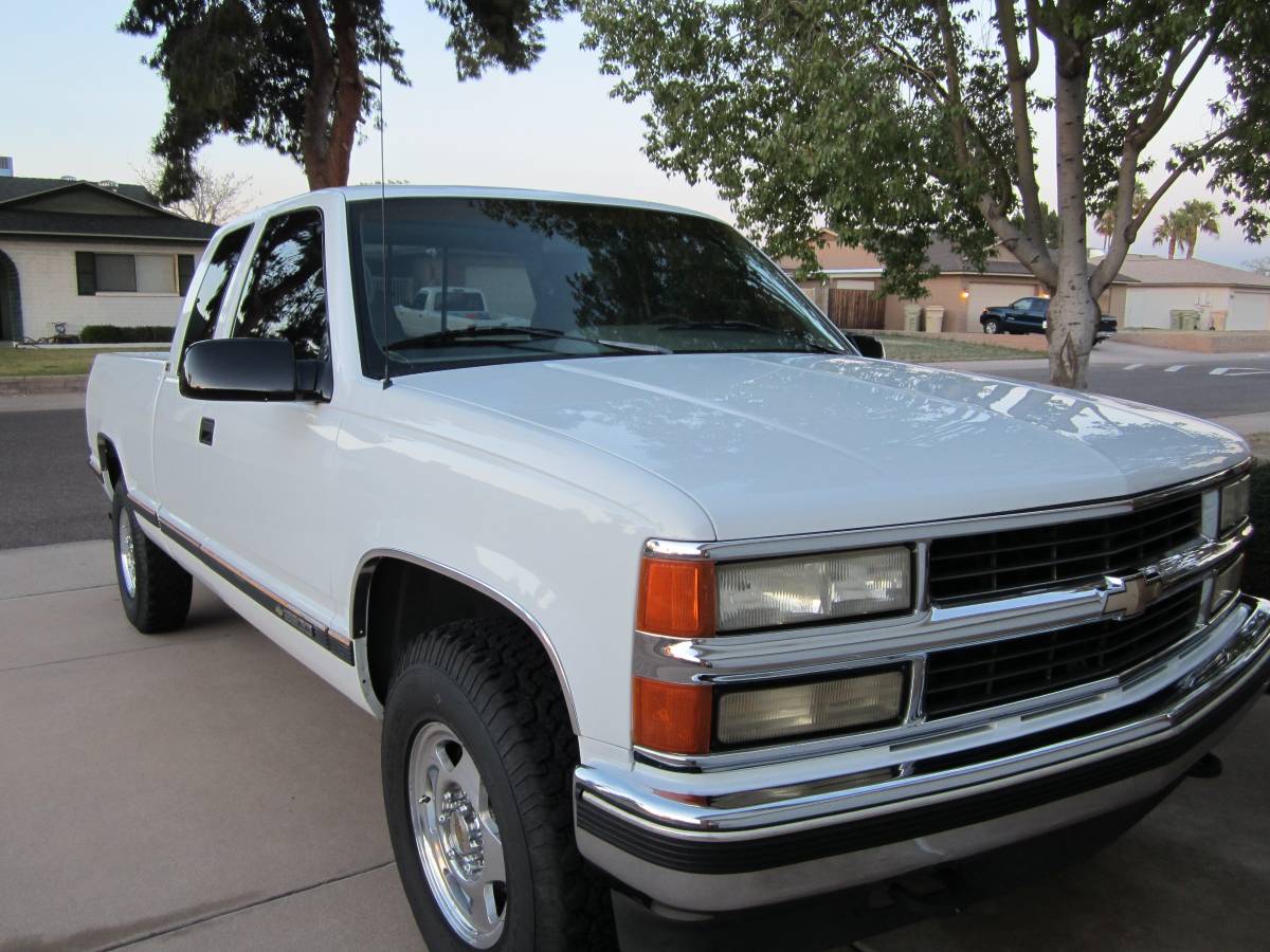 Chevrolet-Silverado-2500-4x4-1995-white-149669-2