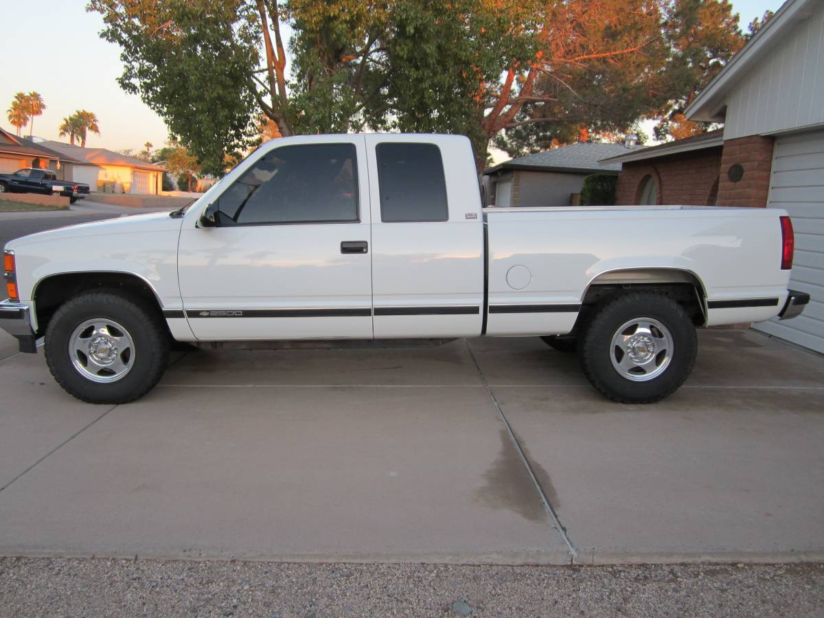 Chevrolet-Silverado-2500-4x4-1995-white-149669-4