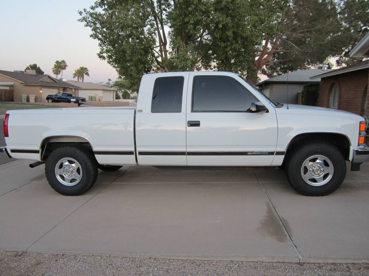 Chevrolet-Silverado-2500-4x4-1995-white-149669-5