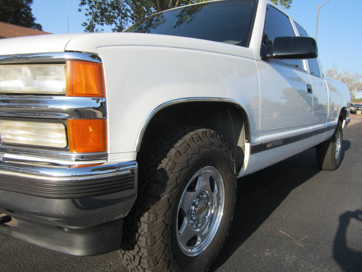 Chevrolet-Silverado-2500-4x4-1995-white-149669-6