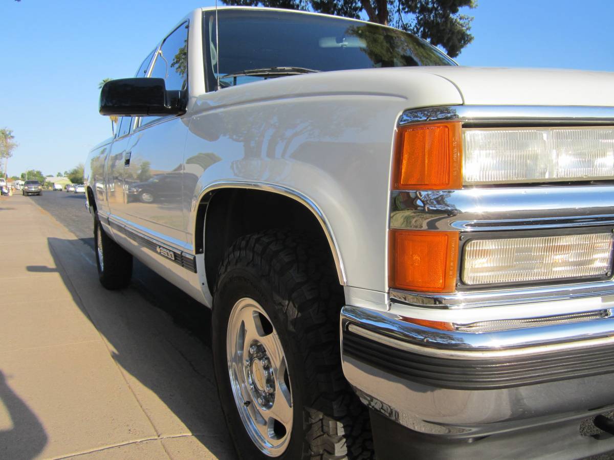 Chevrolet-Silverado-2500-4x4-1995-white-149669-8