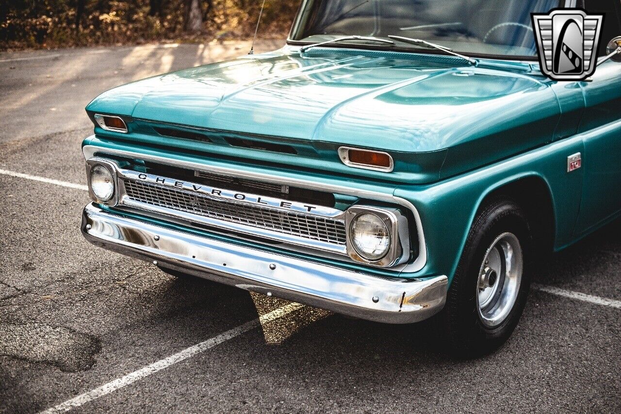 Chevrolet-Suburban-1966-Teal-Tan-25379-10