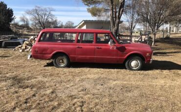 Chevrolet-Suburban-1972-red-228526