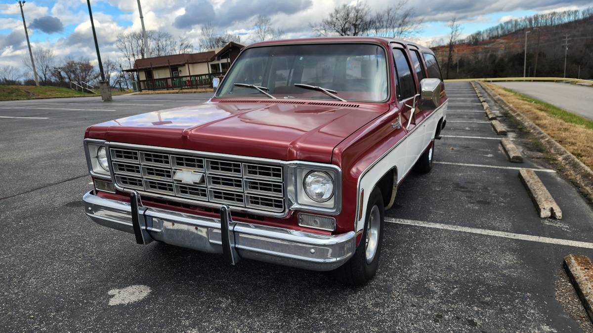 Chevrolet-Suburban-1977-2