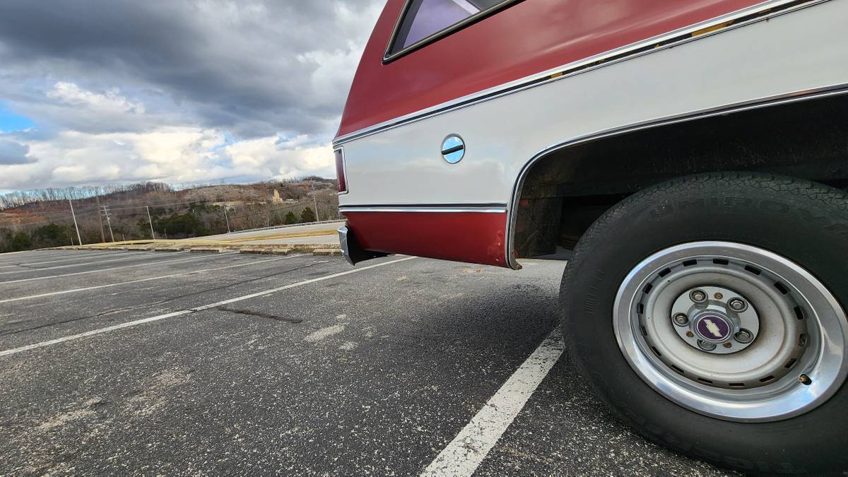 Chevrolet-Suburban-1977-21