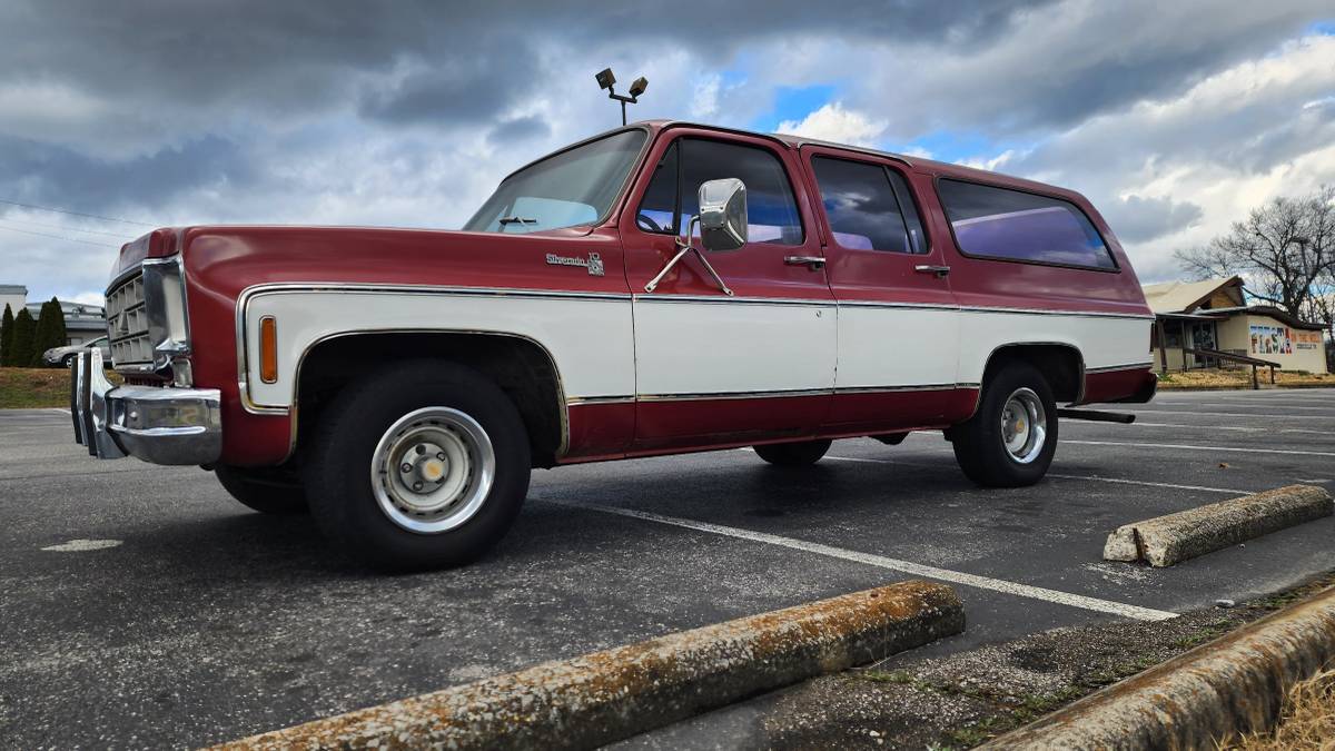 Chevrolet-Suburban-1977-3