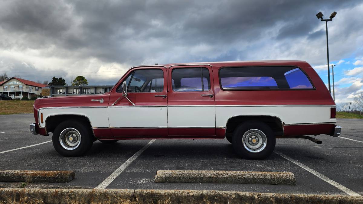 Chevrolet-Suburban-1977-5