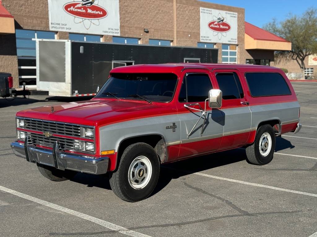 Chevrolet-Suburban-1984-1