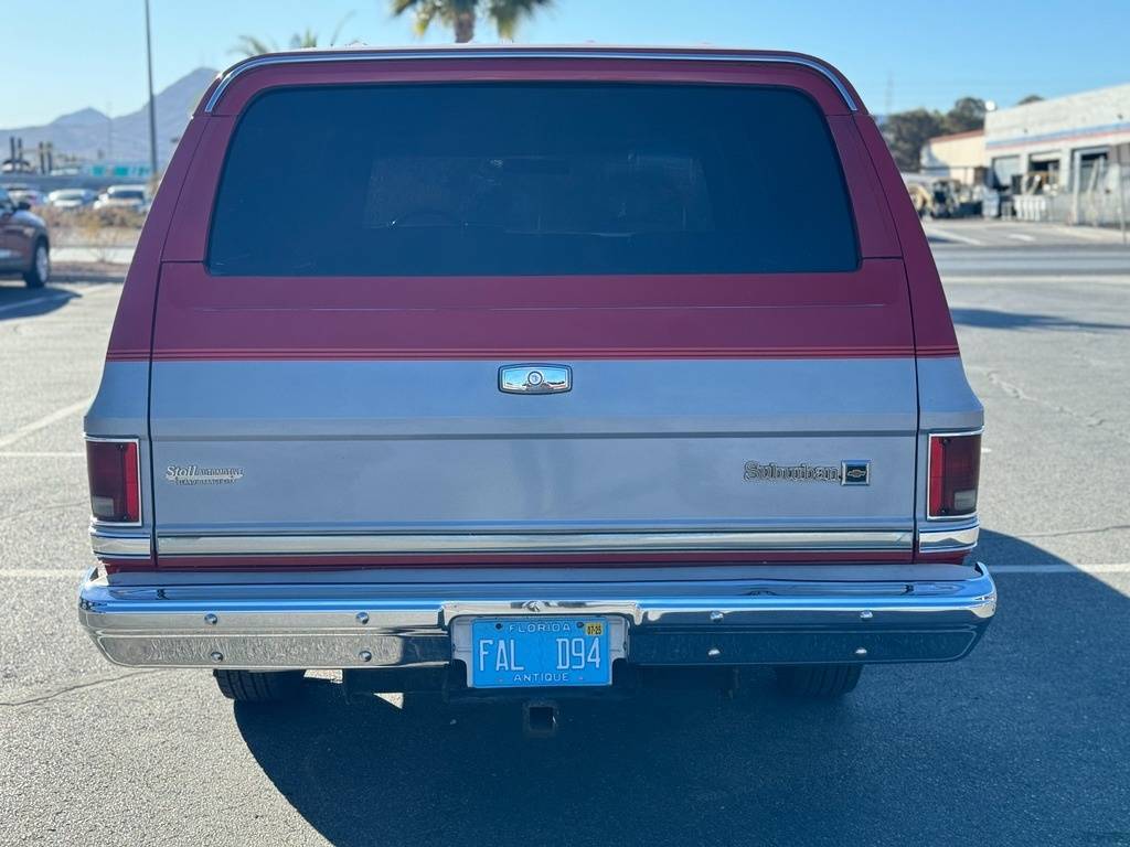 Chevrolet-Suburban-1984-10