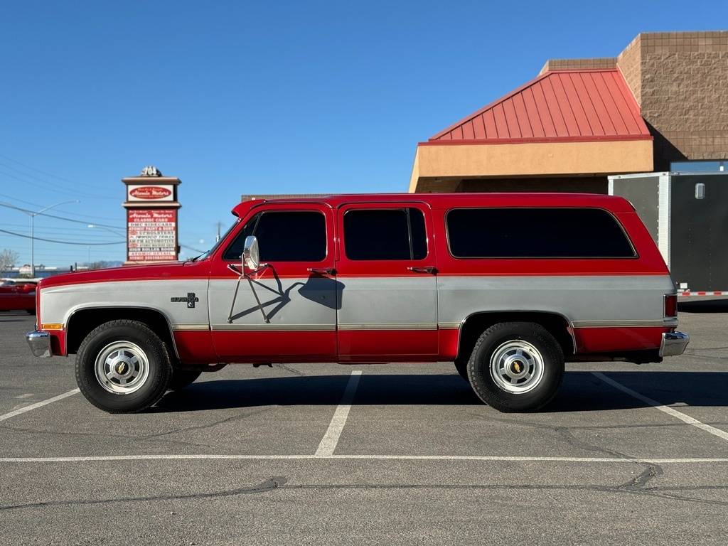 Chevrolet-Suburban-1984-2