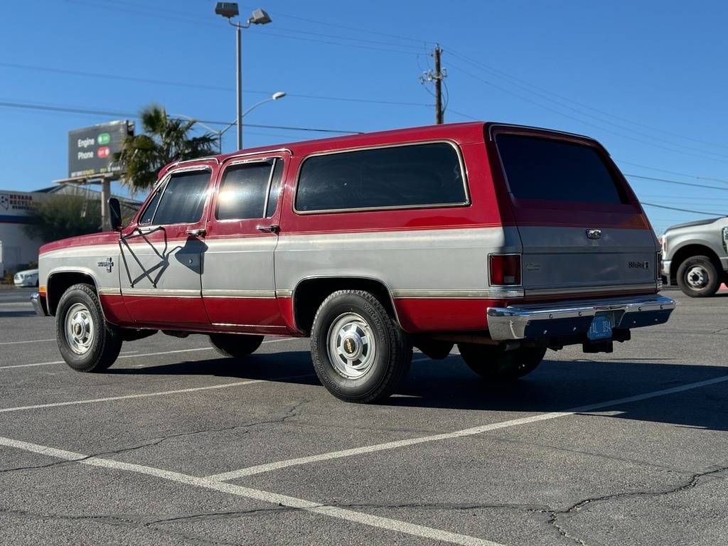 Chevrolet-Suburban-1984-3