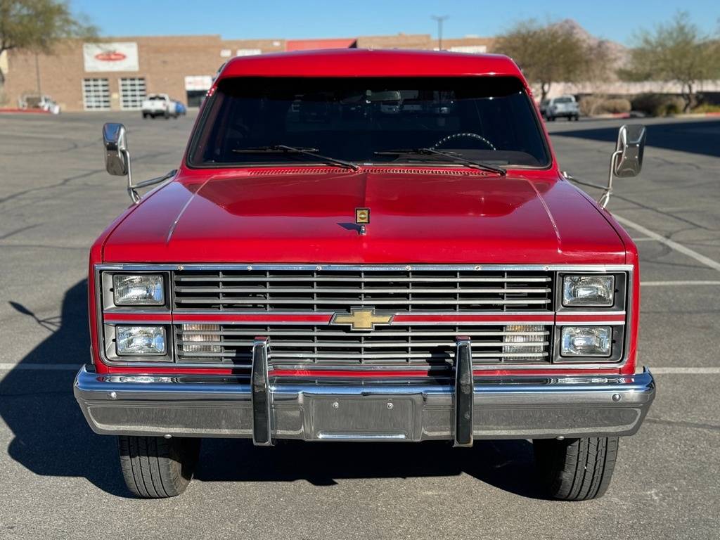 Chevrolet-Suburban-1984-5