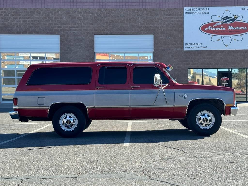 Chevrolet-Suburban-1984-8