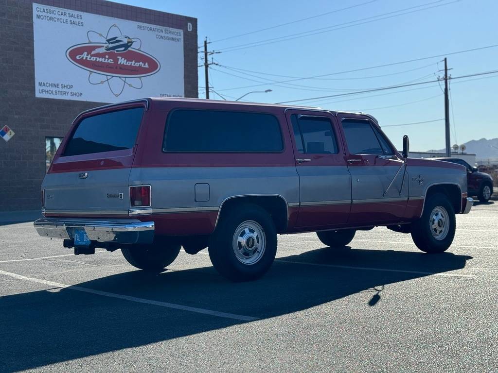 Chevrolet-Suburban-1984-9