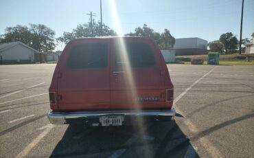 Chevrolet-Suburban-1989-13