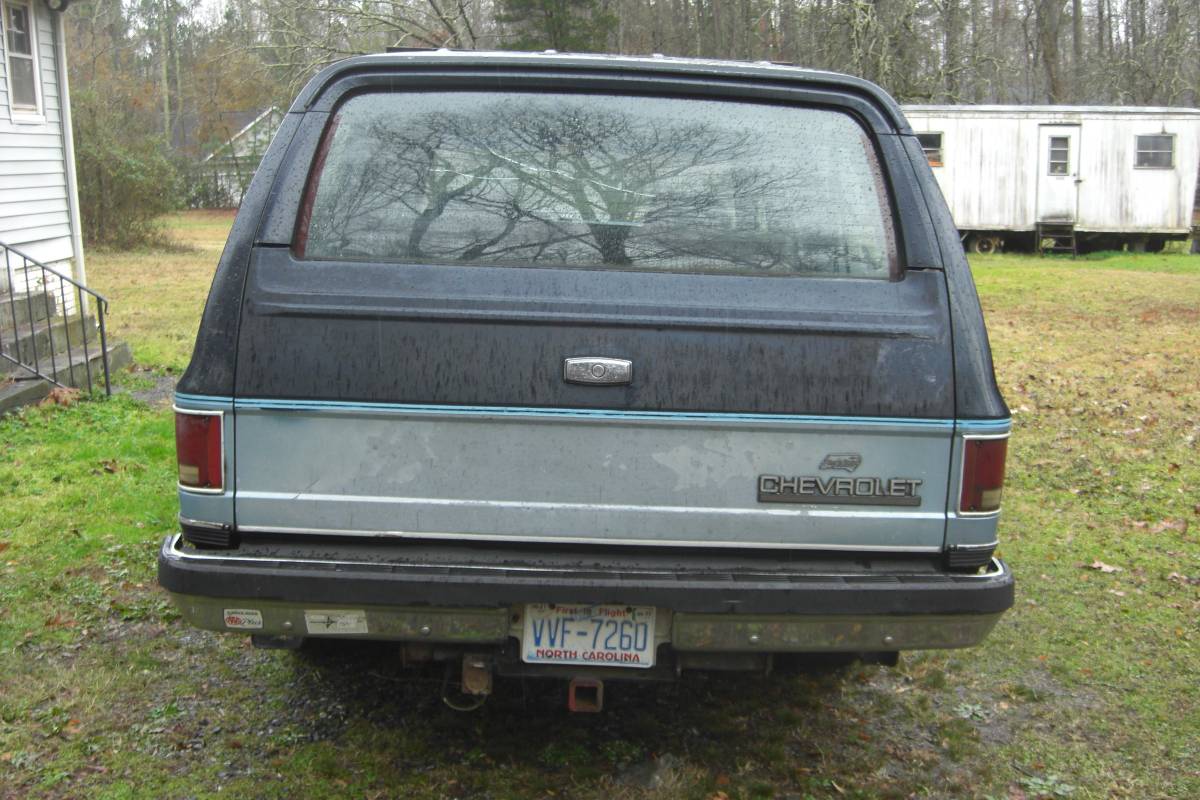 Chevrolet-Suburban-1990-3