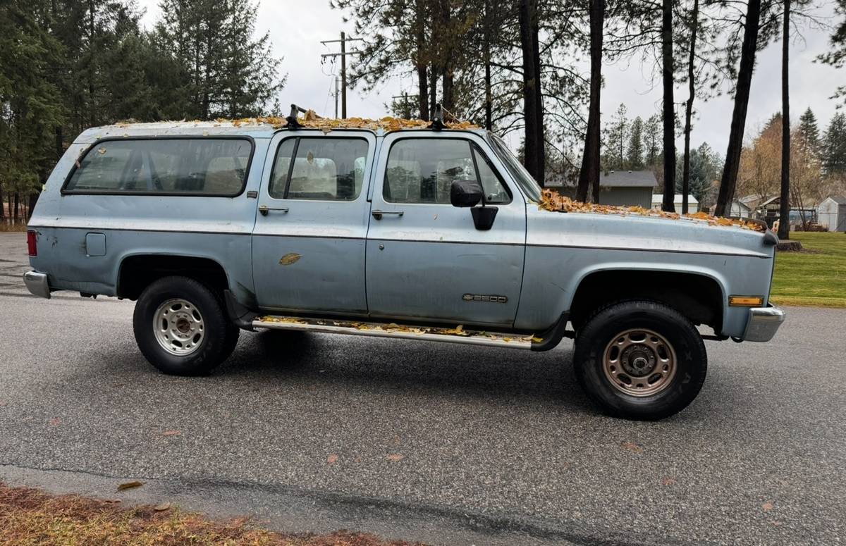 Chevrolet-Suburban-1990