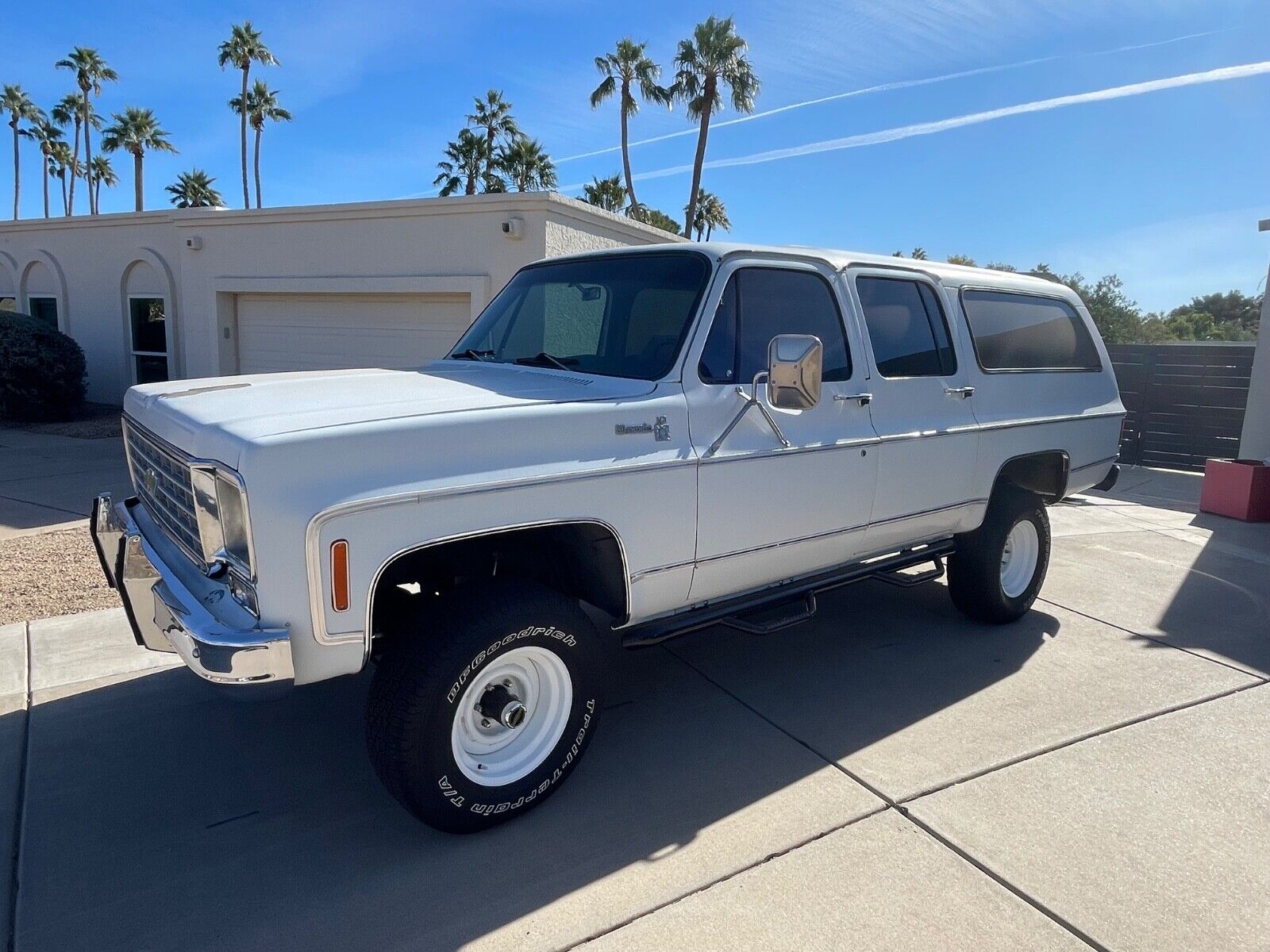 Chevrolet-Suburban-SUV-1976-2