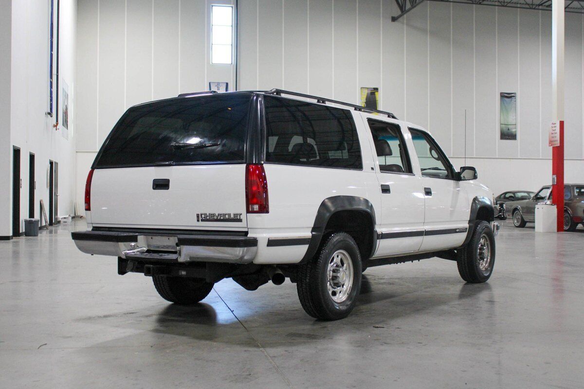 Chevrolet-Suburban-SUV-1995-White-Gray-368467-5