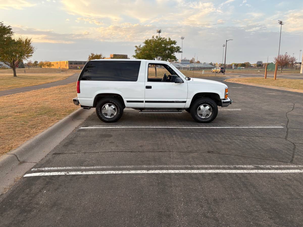 Chevrolet-Tahoe-1995-white-318649-2