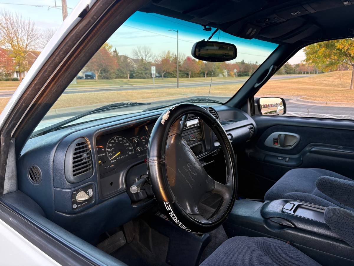 Chevrolet-Tahoe-1995-white-318649-5